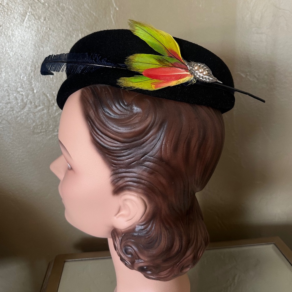 LOVELY 1950's BLACK FELT HAT WITH MULTICOLORED FEATHER "BIRD"